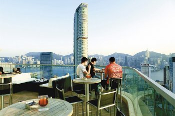 현대적으로 리노베이션을 마친 주룽 반도 중심가의 빌딩 디원 19층에 들어선 바&레스토랑 할란스의 야외테라스. 바다 건너 홍콩 섬까지 훤히 내다뵌다.