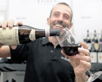 홍콩 와인 앤드 다인 페스티벌에 부스를 차린 이탈리아인 와인 수집상이 피에몬트 산 바르바레스코 와인을 따르고 있다.