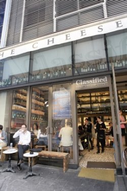 어떤 치즈가 어떤 와인과 잘 어울리는지를 체험하고 다양한 치즈에 와인을 즐길 수 있는 와인&치즈 바 ‘클래시파이드’. 홍콩의 주룽 반도에 있다.