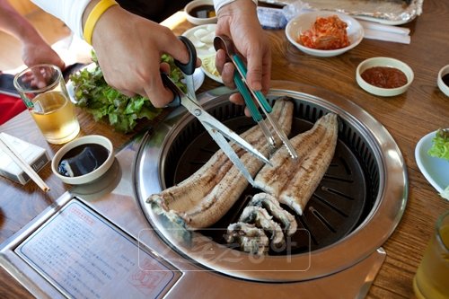 장어구이 비법 “세워라”동검도의 한 장어구이집에서 만난 갯벌장어. 초벌구이를 한 뒤 먹을 만한 크기로 잘라
석쇠 위에 닿는 면적을 최소화하기 위해 모로 세워두는 것이 자전거 식객이 추천하는 장어구이의 핵심적 팁이다.