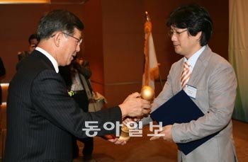 17일 개최된 2010 대한민국 IT 이노베이션 대상 시상식에서 공동주관사인 동아일보사 최맹호 대표이사 부사장(왼쪽)이 자이네스 고범석 대표이사에게 동아일보사장 표창을 시상하고 있다.