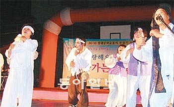 대전 중구 중촌동 자활연극단인 ‘대살미’가 지난달 초 마을골목에서 연 공연의 한 장면. 사진 제공 대살미연극동아리