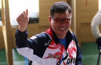 한국사격 백전노장 박병택이 자신의 마지막 국가대표 경기를 금으로 장식했다. 18일 광저우시 아오티 사격장에서 아시안게임 남자 25ｍ 센터파이어 권총 금메달을 확정지은 박병택이 밝게 웃고 있다. 연합뉴스