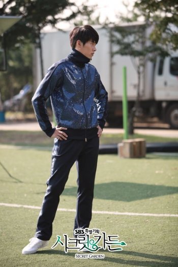 까칠하지만 코믹한 캐릭터를 표현하기 위해 스타일리스트가 직접 제작한 현빈의 반짝이 트레이닝복. 사진 제공 SBS.