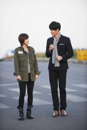 감색이나 블랙, 회색 슈트 차림에도 구두는 갈색톤으로 매치해 이탈리아 멋쟁이처럼 스타일링한 현빈과 상대역 하지원. 사진 제공 SBS.