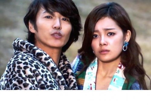 윤상현이 입은 강렬한 레오파드 무늬 가운도 스타일리스트 자체 제작품이다. (사진=드라마 장면 캡처).