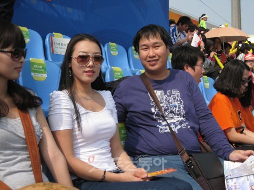 닭살부부의 애정은 광저우까지 이어졌다. 중국과의 준결승전이 열린 아오티베이스볼필드에 이대호를 응원하기 위해 아내 신혜정 씨(가운데)와 형 이차호 씨가 나타났다.