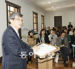 18일 오후 덕수궁 중명전에서 열린 ‘을사늑약 강제일 특별강연’에서 이태진 국사 편찬위원장이 이곳을 무대로 일어났던 강압적 늑약 체결의 실상에 대해 강연하고 있다. 원대연 기자 yeon72@donga.com