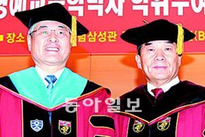 연세대 김한중 총장(왼쪽)이 18일 고려대 백주년기념삼성관에서 명예 교육학박사 학위를 받은 뒤 고려대 이기수 총장과 함께 포즈를 취했다. 사진 제공 고려대