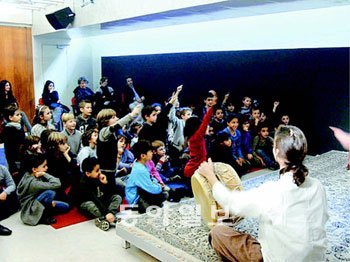 프랑스 초등학교 학생들이 17일 파리의 주프랑스 한국문화원에서 열린 한국 사물놀이 체험에 참가했다. 파리=이종훈 특파원 taylor55@donga.com