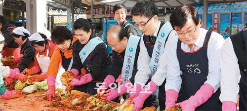 충남 홍성군 광천읍 전통시장안에서 대전지검홍성지청과 홍성범죄피해자지원센터, 시장상인회 회원 등이 범죄피해자들에게 전달할 김장을 담그고 있다. 사진 제공 홍성범죄피해자지원센터