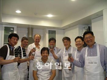 요리는 팀워크다. 유르겐 쾨닉 한국머크 사장(왼쪽에서 세 번째)은 임원진 가운데 새 멤버가 생기거나 기존 멤버가 떠나면 임원진 전체를 집으로 불러 함께 요리를 만들어 먹는다. 임원들도 직접 당근을 썰고 국수를 삶아야 한다. 쾨닉 사장은 이런 요리모임마다 임원들의 이름을 새긴 앞치마를 각자에게 나눠준다. 두 달 전 열린 세 번째 요리모임. 사진 제공 한국머크