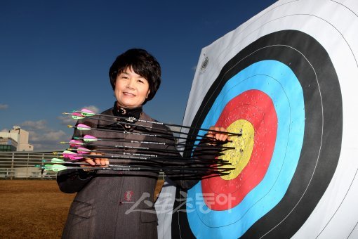 아시안게임 한국양궁 사상 최초로 금메달을 목에 건 김진호 한체대 교수가 평생을 조준해온 과녁 앞에 섰다. 아직도 활 쏘는 모습을 보면 가슴이 설레는 어쩔 수 없는 양궁인이다.