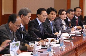 이명박 대통령(왼쪽에서 세 번째)이 19일 청와대에서 열린 국가교육과학기술자문회의를 주재하며 모두발언을 하고 있다. 청와대사진기자단