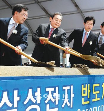 삼성전자는 경영환경이 불확실할수록 투자를 늘리고 인력을 더 뽑아 다가오는 기회를 선점하겠다는 계획이다. 이를 위해 올해만 8000명의 신입직원을 채용한다. 이건희 삼성전자 회장(왼쪽에서 두번째)이 올해 5월 경기 화성에서 열린 삼성전자 반도체 16라인 기공식에서 첫 삽을 뜨고 있다. 사진 제공 삼성전자