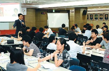 신용보증기금이 8월 초 서울 마포구 공덕동 본사에서 개최한 창업설명회에서 대학생들이 창업에 대한 특강을 경청하고 있다. 사진 제공 신용보증기금