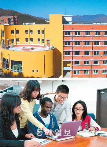 순천대는 다음달 약학관(사진 위) 준공식을 가질 예정이다. 약학관은 전체면적 6327㎡(1913평)이며 지하 1층. 지상 5층 규모 최신 건물이다. 약대 신입생들은 새 약학관에서 강의를 듣게 된다. 학생들이 어울려 즐겁게 공부하고 있다. 사진 제공 순천대