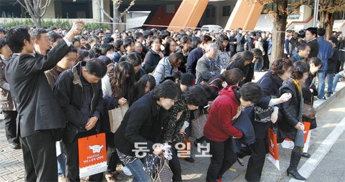 스타트! 대입전형 ‘정보大戰’ 21일 오후 한 입시학원 주최로 서울 잠실 실내체육관에서 열린 대입 설명회에 참석하려는 학부모와 학생들이 안전선에 대기하고 있다가 주최 측이 입장을 허락하자 설명회장으로 앞다퉈 들어가고 있다. 홍진환 기자 jean@donga.com