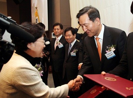 한국애보트 유홍기 대표이사(오른쪽)가 백희영 여성가족부장관으로부터 가족친화기업인증서를 받고 있다.