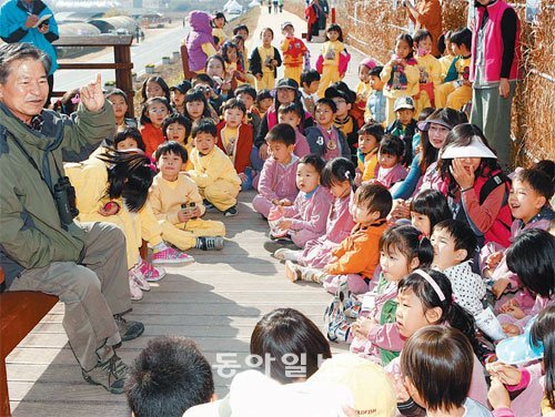 “새 박사의 철새이야기 들어보세요” 2008년 주남저수지 철새축제에서 ‘새 박사’인 윤무부 교수(왼쪽)가 어린이를 상대로 철새 생태에 대해 설명하고 있다. 사진 제공 한국조류보호협회