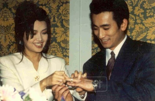 1994년 오늘, 신애라가 약혼식에서 차인표(왼쪽부터)에게 백금반지를 끼워주고 있다. 스포츠동아DB