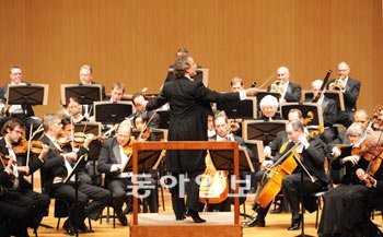 20일 경기 고양아람누리 아람음악당에서 프란츠 벨저뫼스트가 지휘하는 클리블랜드 오케스트라가 베토벤 교향곡 3번 ‘영웅’을 연주하고 있다. 사진 제공 고양문화재단