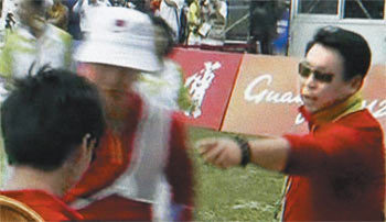 “6점 쏘다니…” 선수질책 中 코치 중국 남자대표팀 코치(오른쪽)가 6점을 쏜 다이샤오샹에게 손가락질을 하며 질책하고 있다. KBS 화면 캡처