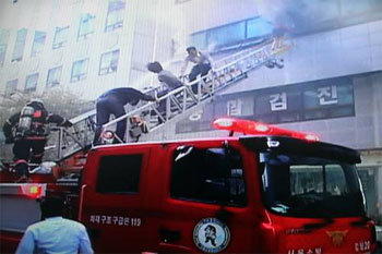 22일 오후 4시 53분 서울 강남구 삼성동 3층 사무실에서 방화로 추정되는 불이 나 3명이 숨지고 25명이 중경상을 입었다. 구조를 기다리던 사람들이 현장에 출동한 소방차 고가사다리를 통해 긴급히 대피하고 있다. MBC뉴스 화면 캡처