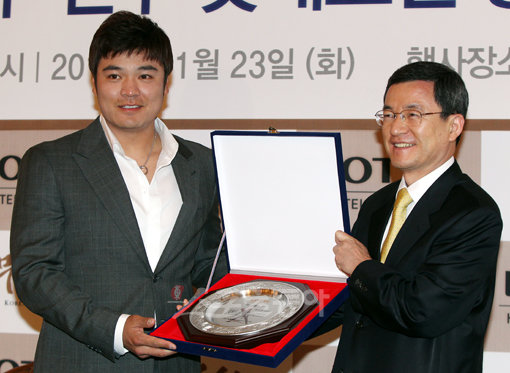광저우 아시안게임 야구대표팀 금메달 일등공신한 ‘추추 트레인’ 추신수가 23일 오전 서울 소공동 롯데호텔 아테네가든에서 열린 롯데호텔 홍보대사 위촉식에서  좌상봉 대표이사에게 위촉장을 받고 있다. 국경원 기자 onecut@donga.com