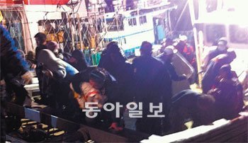 대건호를 타고 연평도를 떠난 주민 67명이 23일 오후 8시 50분경 인천 연안부두에 내리고 있다. 인천=박희제 기자 min07@donga.com