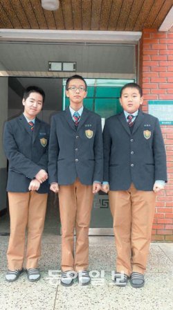 능인중 학생들이 공동구매한 동복을 입고 서 있다. 이 교복은 한국패션산업연구원이 디자인한 것이다. 사진 제공 한국패션산업연구원
