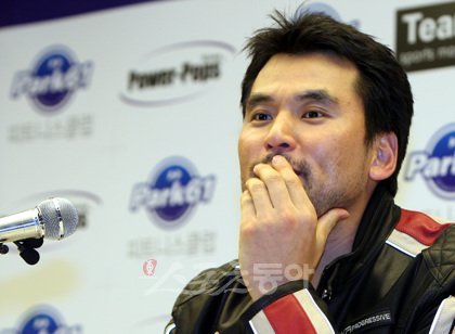 메이저리그 아시아 투수 최다승 기록을 세우고 귀국한 박찬호가 24일 자신의 피트니스 클럽에서 2010시즌에 대한 소회와 내년 계획에 대해 밝히고 있다.