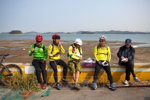 한적한 해안도로를 라이딩 중 포도를 먹으며 휴식을 취하고 있는 일행. 집단가출호 전국일주 항해 당시 크루로 참가했던 김상덕 대원이 직접 재배해 선물한 포도다.