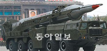 지난달 10일 북한 평양에서 열린 노동당 창건 65주년 열병식에 등장한 신형 미사일과 대형 미사일 발사용 차량. 핵탄두를 탑재할 수 있는 중거리탄도미사일(IRBM)인 ‘무수단’으로 추정된다. 동아일보 자료 사진