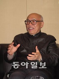 “유학이 지배 권력을 정당화한다는 서구학자들의 비판은 유학의 민본(民本)사상을 몰라서 생긴 오해”라고 말하는 장리원 원장. 민병선 기자 bluedot@donga.com