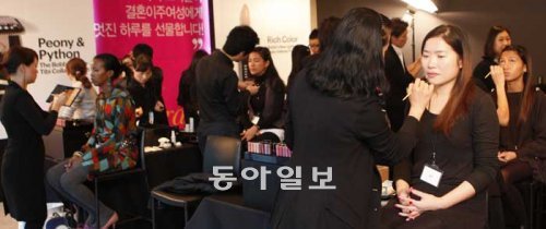 다문화가정 여성 18명이 25일 서울 광장동 워커힐호텔에서 바비브라운 메이크업 아티스트들로부터 전문 메이크업을 받고 있다. 화장을 마친 이들은 머리를 정돈한 뒤 화보촬영을 하고, 자신의 가장 멋진 모습을 액자에 담아갔다. 사진 제공 바비브라운