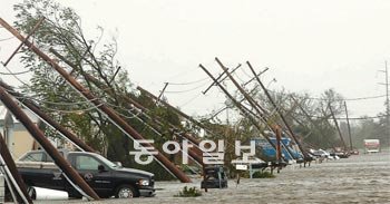 과학으로 날씨, 건강, 경제 등을 예측하는 것은 힘든 일이지만 그 예측은 여전히 유용하다. 위험을 인지하고 예측 불가능한 세계에서
 인류의 나침반 역할을 하기 때문이다. 2005년 허리케인 카트리나로 물에 잠긴 미국 뉴올리언스 시. 동아일보 자료 사진