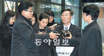 우리금융그룹 민영화 입찰참가의향서(LOI) 마감일인 26일 오후 우리금융 우리사주조합의 조합원들로 구성된 ‘우리사랑 컨소시엄’의 강선기 조합장이 서울 영등포구 여의도동 대우증권 본사에 도착해 입찰 서류를 제출하기에 앞서 기자들의 질문에 답하고 있다. 박영대 기자 sannae@donga.com