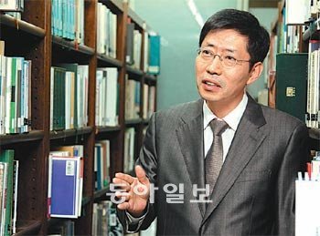 프랑스 인상주의 화가의 작품을 분석해 예술과 사회, 예술과 역사의 관계를 조명한 홍석기 씨. 박영대 기자 sannae@donga.com