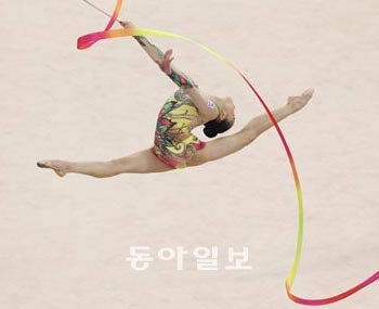 한국 선수로는 처음으로 아시아경기 리듬체조 개인전에서 메달을 따낸 ‘요정’ 손연재(16·세종고)가 26일 우아한 몸짓으로 리본 
연기를 펼치고 있다. 손연재는 총점 108.450점으로 동메달을 목에 걸었다. 광저우=변영욱 기자 cut@donga.com