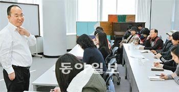 ‘천국의 계단’ ‘로드 넘버원’ 등을 만든 이장수 감독은 26일 동아일보가 마련한 시청자 미디어리터러시 교육에서 “시청자들은 가장
 평범하고 가까이 있는 것에 대해 훨씬 쉽고 빠르게 공감한다는 것을 체험으로 알게 됐다”고 말했다. 김재명 기자 
base@donga.com