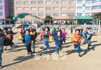 연평도를 빠져나온 학생들이 26일 인천 중구 신선초등학교 운동장에서 새로 사귄 학교
친구들과 수업 중에 바람개비를 돌리고 있다. 인천=신민기 기자 minki@donga.com