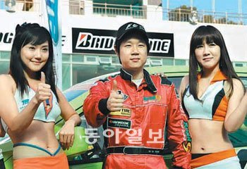 21일 강원 태백 레이싱파크에서 열린 ‘2010년
SUV 스피드 챔피언십’ 왕중왕전에서 우승한
유수영 씨(가운데)가 엄지손가략을 들어 보이
고 있다. 사진 제공 중부대