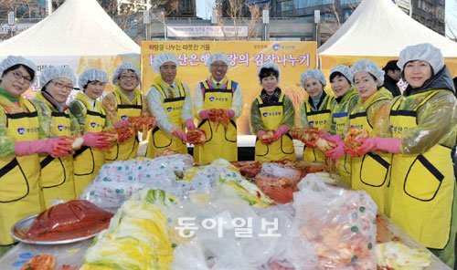 부산은행 임직원 배우자와 직원들이 27일 부산 해운대 센텀시티 내 빈터에서 김장김치 10t을 담아 부산지역 저소득가정 1000가구에 전달했다. 사진 제공 부산은행