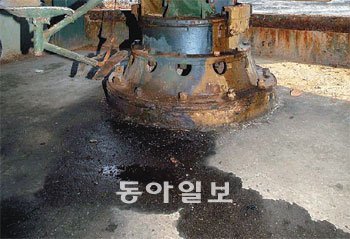 연평도 해안포 진지의 90mm 해안포 포탑부분에서 녹물과 기름이 흘러내려 바닥에 흥건하게 고여 있다. 전문가들은 전시 상황에 이 해안포를 사용하면 내부 폭발 위험이 있다고 지적했다.