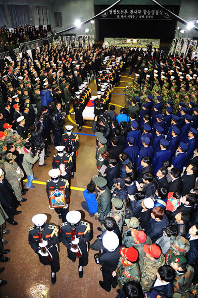 27일 오전 경기 성남시 분당구 율동 국군수도병원 체육관에서 엄수된 연평도 전투 전사자 합동영결식에서 서정우 하사와 문광욱 일병의 운구 행렬이 영결식장을 나서고 있다. 성남=사진공동취재단