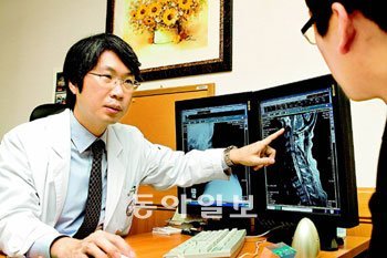 김석우 한림대성심병원 척추센터 교수가 경추디스크 환자에게 자기공명영상(MRI) 촬영 결과를 보면서 인공디스크치환술에 대해 설명하고 있다. 사진 제공 한림대성심병원