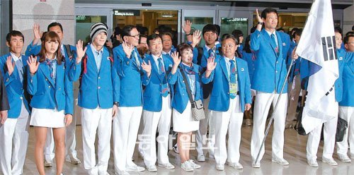 “4연속 종합 2위 해냈습니다” 4회 연속 종합 2위를 달성한 광저우 아시아경기 한국 대표팀 선수단이 28일 금의환향했다. 수영 여자 평영 200m에서 깜짝 금메달을 따낸 정다래(앞줄 왼쪽에서 두 번째)와 남자 수영 3관왕 박태환(앞줄 왼쪽에서 세 번째) 등 선수단이 인천공항 입국장에서 손을 흔들며 포즈를 취했다. 인천=양회성 기자 yohan@donga.com