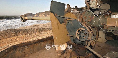 연평도 해안포 진지에 배치된 90mm 해안포를 동아일보가 단독 촬영했다. 북한 영토인 무도와 불과 12km 거리에 있는 이 진지 내부에는 M-47 전차를 개조한 90mm 고정식 해안포가 녹슨 채로 사실상 방치돼 있었다. 특히 포가 발사되는 포신과 본체 부분을 연결 지탱하는 접합 볼트의 부식이 심했다(점선 안). 연평도=전영한 기자 scoopjyh@donga.com ☞ 사진 더 보기