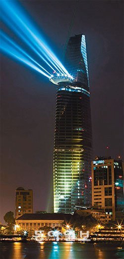 현대건설이 호찌민의 ‘비텍스코 파이낸셜센터’. 호찌민에서 가장 높은 68층(270m)으로 외부 헬기장을 더해 새로운 랜드마크로 떠오르고 있다. 사진 제공 현대건설